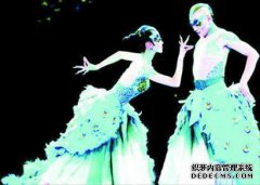 你可以像杨丽萍一样使用这件衣服，在机场使用
