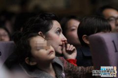刘薇的妻子近期曝光似乎很老，网友：这个谢娜