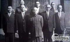 他自杀了。他是裕仁天皇的堂兄，冈村宁害怕他