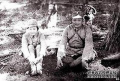 他是红军的敌人。因为他帮助新四军被解职并被