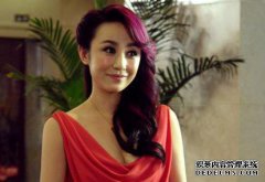 喜剧女王玛丽穿着漂亮的衣服，美丽无法预测，