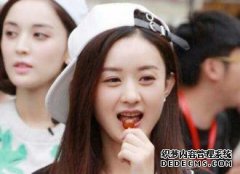 在集合中，我以为赵丽英正在吃一个普通的三明