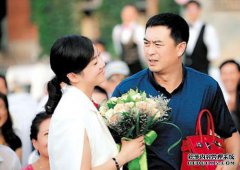 她是张佳的妻子，两人都对戏剧感到满意。