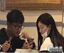 在采访中，胡松说：我不去商店，只是去狗仔队