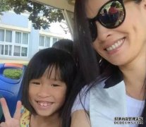 她看起来像一个14岁的外国女人，她的妻子突然死