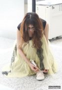 日e穿着亮片裙来展示，“狗式”刘海很漂亮，因