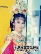 流行的孩子琼决定嫁给一个受欢迎的人，两个人