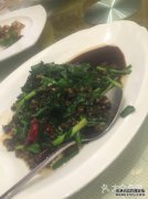 餐厅需要大量的葱，工作人员以这种方式切割它