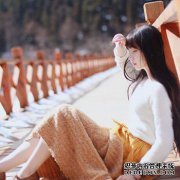 [庆英还不算太晚才露出白色]
