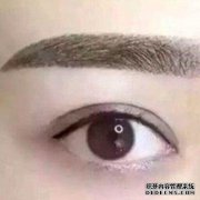 哪个眉毛更粗，更年轻？