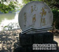 另一座山吐出月亮，还有一个玉塔